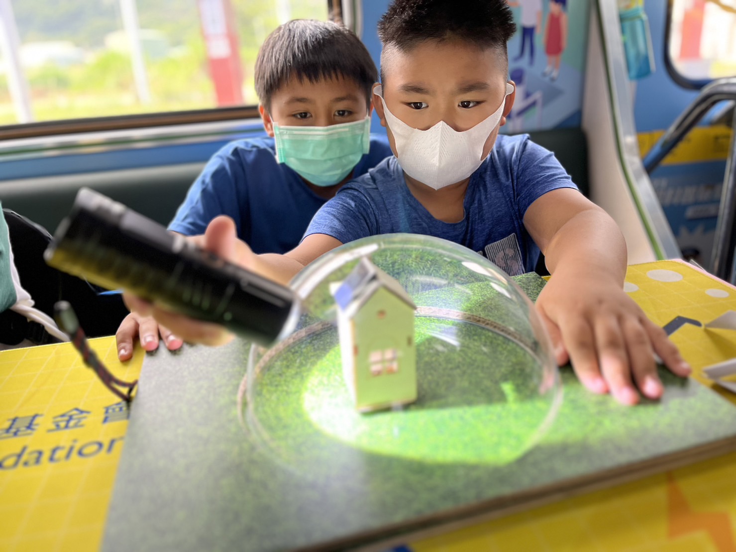 5001拉斯维加斯參與基礎科學主題車廂，以STEAM教學精神，設計「逐日科學家」、「太陽能工程師」以及「淨零建築師」三大能源科普課程和實驗